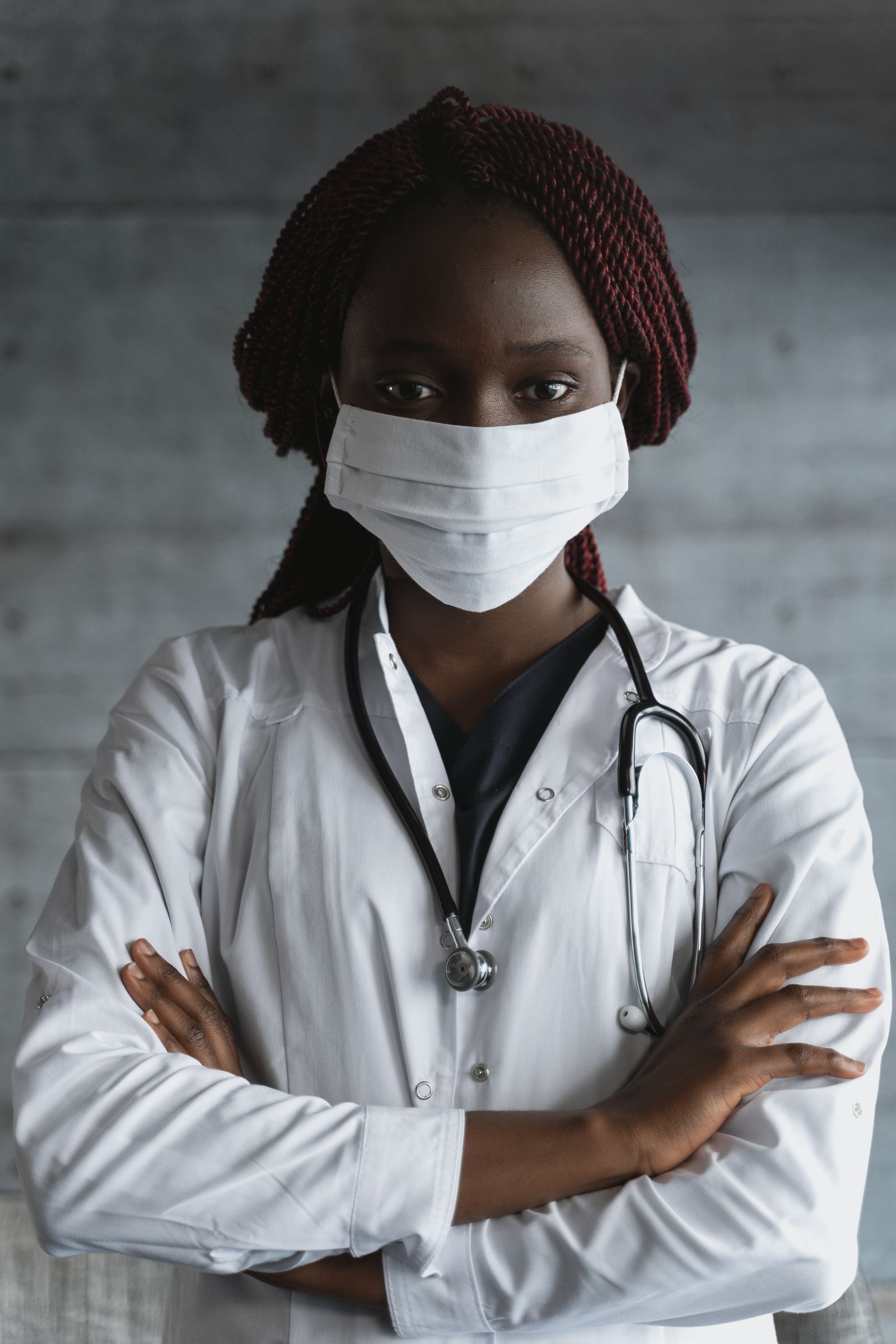 Professionnelle de la santé échangeant avec une patiente dans une clinique