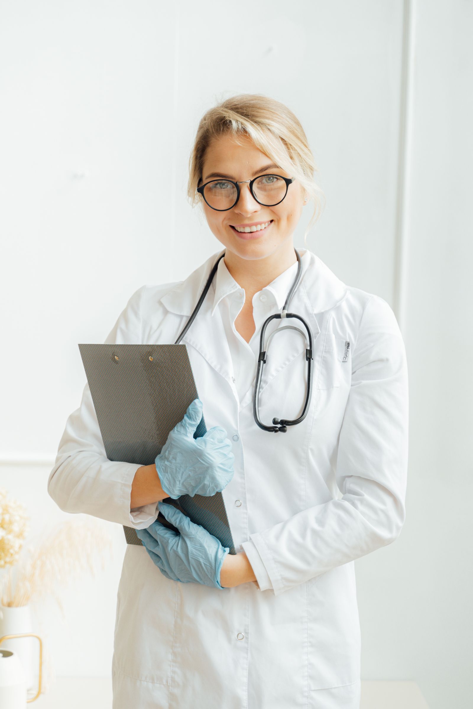 Famille consultant ensemble un document de santé