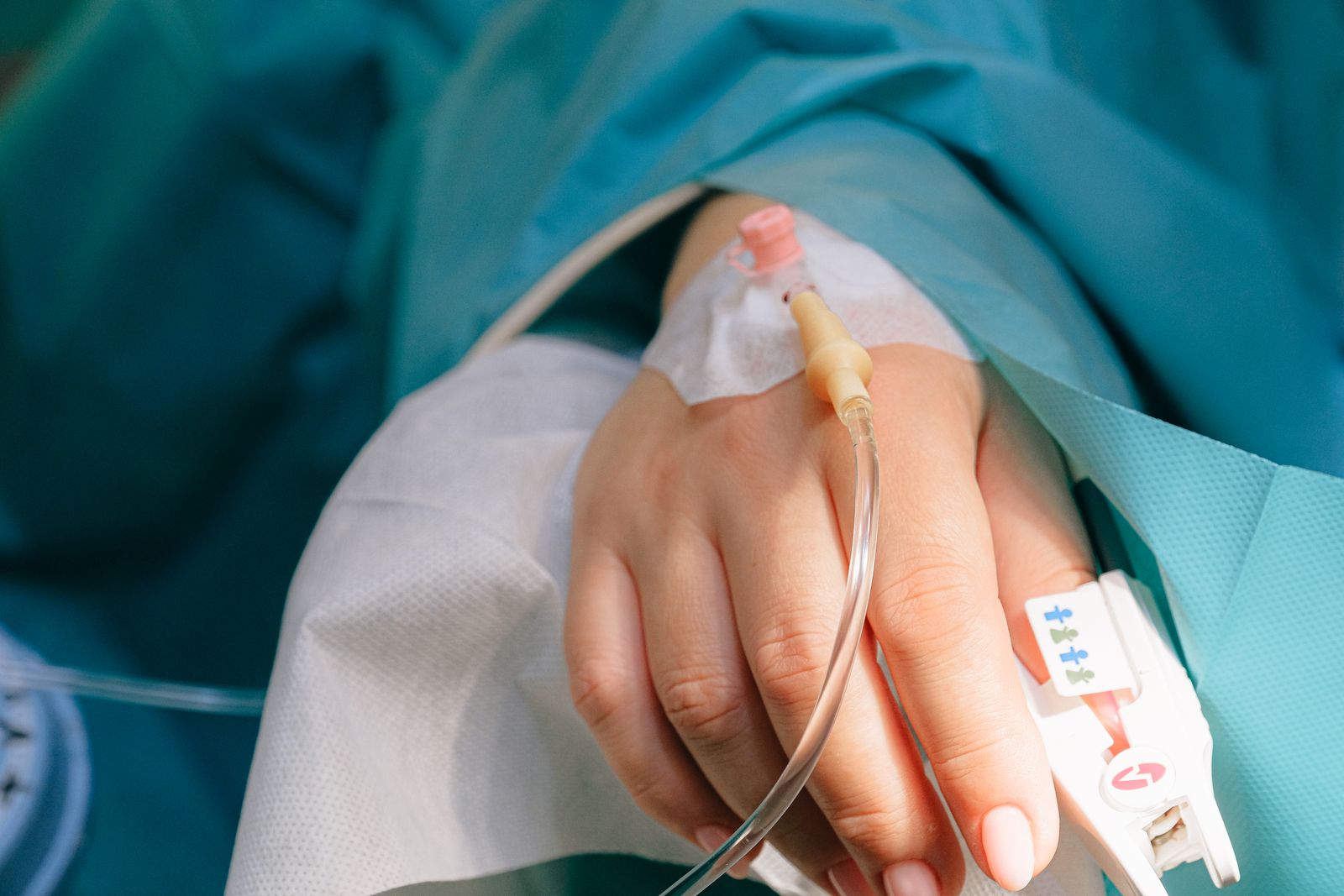 Personne vérifiant une source d’information santé sur un ordinateur